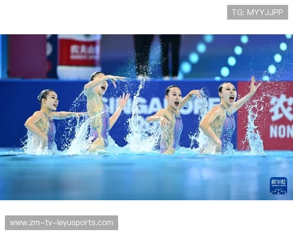 “新加坡游泳赛场：泳者挑战自我，争夺荣誉”